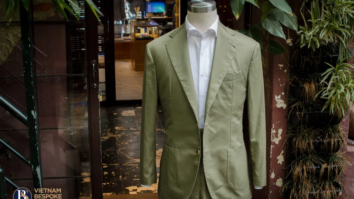 Bộ suit màu xanh olive với vải cotton cao cấp từ nhà Holland & Sherry (UK)