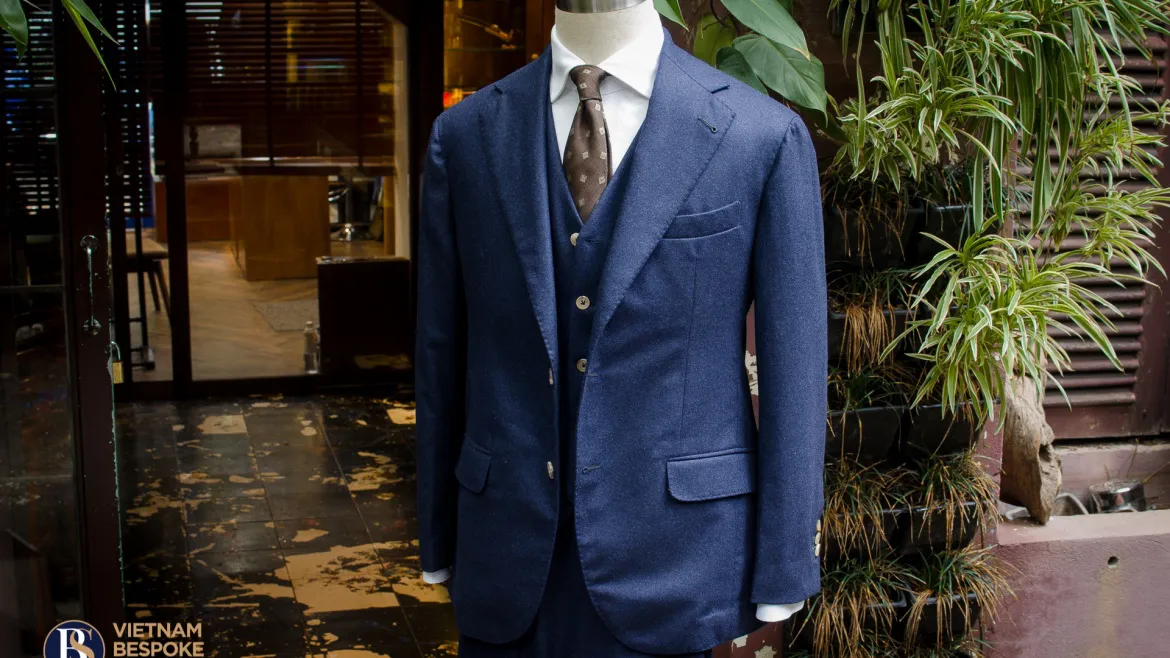 Bộ suit xanh navy từ vải flannel của Drapers (Ý)