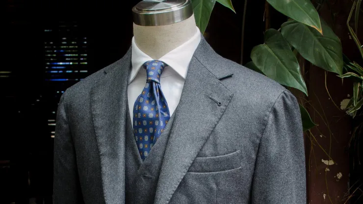 Bộ suit ghi xám từ vải flannel của Drapers (Ý) – lựa chọn không thể thiếu khi đông về