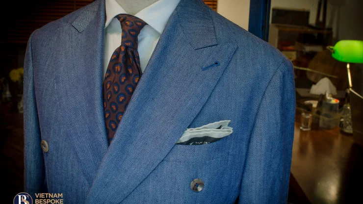 Bộ suit linen với họa tiết Herringbone độc đáo của nhà Holland & Sherry (Anh)
