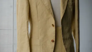 夏日之色：米色亚麻西装（Beige Linen Suit）